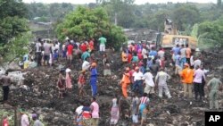 Des secouristes cherchent des survivants à Maputo, Mozambique,le 19 février 2018. 