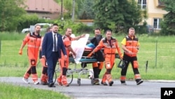 Petugas penyelamat mendorong Perdana Menteri Slovakia Robert Fico, yang tertembak dan terluka, ke rumah sakit di kota Banska Bystrica, Slovakia tengah, Rabu, 15 Mei 2024. (Jan Kroslak/TASR via AP)