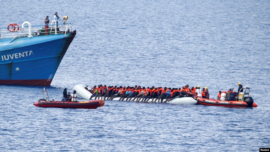 Para migran yang berusaha menyeberang ke Eropa dari Afrika ditolong oleh kapal LSM Jerman 'Jugend Rettet' di lepas pantai Libya bulan lalu (foto: ilustrasi). 