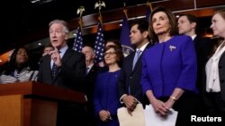 리처드 닐 미국 연방하원 세입위원장이 10일 의회에서 낸시 펠로시 하원의장 등이 지켜보는 가운데 새 북미무역협정 수정안 합의에 관한 입장을 밝혔다.