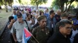 مردم کوبا در میدان انقلاب در هاوانا در صف ایستاده اند تا با پیکر فیدل کاسترو، رئیس جمهوری سابق این کشور وداع کنند.
