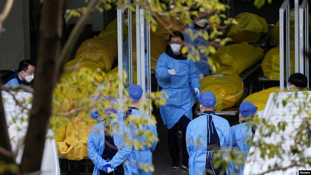 资料照：上海一个殡葬馆的工作人员与停尸房内的尸体。(2023年1月4日)
