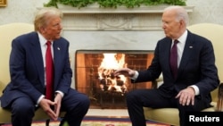 El presidente estadounidense Joe Biden se reúne con el presidente electo Donald Trump en la Oficina Oval de la Casa Blanca, el 13 de noviembre de 2024, en Washington. (REUTERS/Kevin Lamarque)