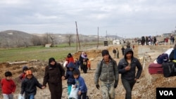 Displaced families approach Manbij, Syria, Feb.21, 2020. (Heather Murdock/VOA)