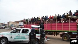 Un camion rempli de bergers a été arrêté avant d'arriver à Lagos à l'Ojodu-Berger à Lagos, le 4 mai 2020, en provenance de Zamfara et de l'État de Kano, l'épicentre du coronavirus au nord du Nigeria.