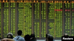 Saham-saham di China pada indeks Shanghai mengalami penurunan sekitar 4 persen hari Selasa (25/8).