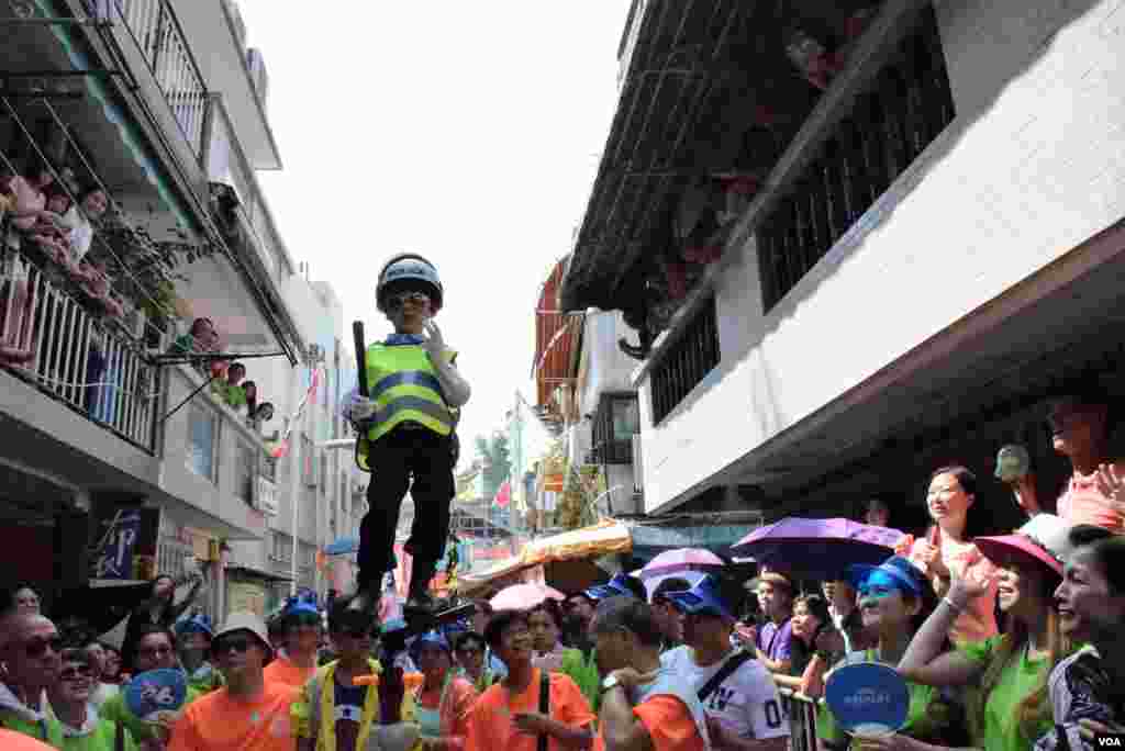 一台飄色以年初一旺角衝突為主題，有小朋友扮演交通警察。(美國之音記者湯惠芸拍攝)