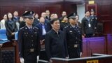 Mantan ketua Asosiasi Sepak Bolah China, Chen Xuyuan (tengah), beridir saat hadir dalam persidangan kasus yang menjeratnya di Pengadilan Huangshi, Hubei, pada 26 Maret 2024. (Foto: Handout/Huangshi Intermediate People's Court/AFP)