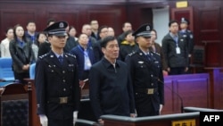 前中國足球協會主席陳戌源(中）2024年3月26日，在湖北省黃石市中級人民法院受審。