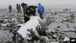 Personal de emergencia ruso investiga los restos del avión que se estrelló en el aeropuerto de Rostov-on-Don, Rusia, el sábado, 19 de marzo de 2016.