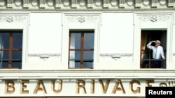 El secretario de Estado, John Kerry, sale al balcón del hotel en que se hospedó durante las conversaciones nucleares en Lausana, Suiza.