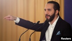 El comunicado explica que la decisión es coherente con la posición del presidente Nayib Bukele de no reconocer la legitimidad del presidente en disputa Nicolás Maduro.