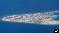 2017年4月21日，菲律賓空軍一架C-130運輸機在南中國海南沙群島中國人造渚碧礁上拍攝的照片，簡易機場，建築物。 