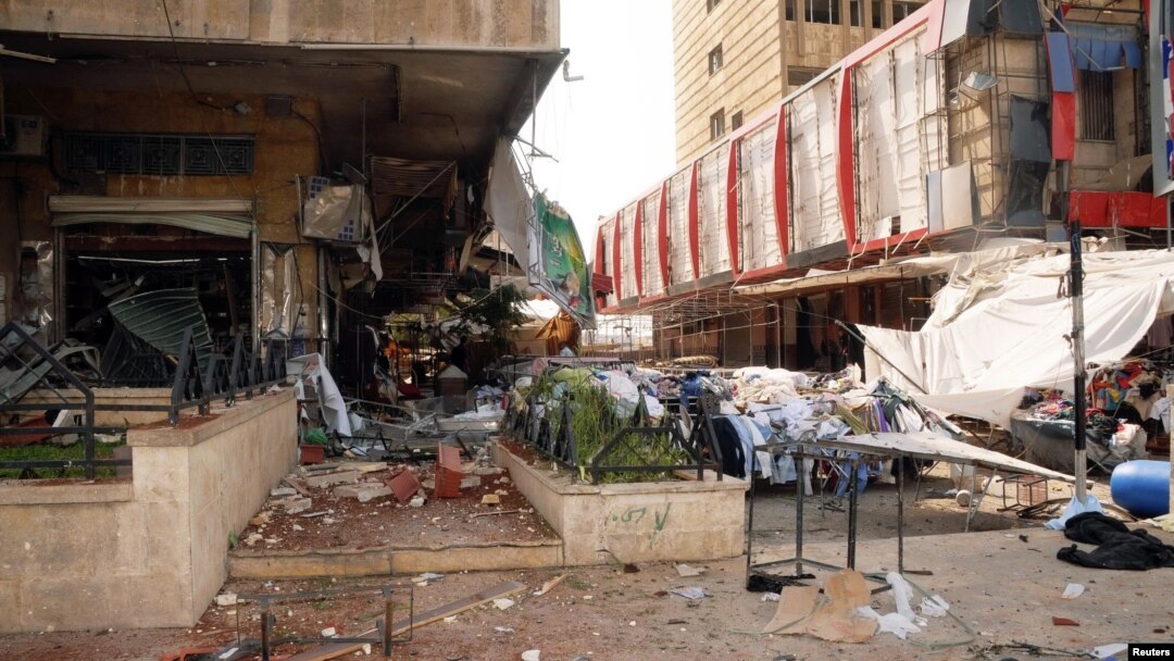 Bangunan yang rusak dan reruntuhan di sekitar ledakan bom di Aleppo, Suriah (3/10).