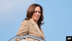 Wakil Presiden AS Kamala Harris saat hendak menaiki pesawat Air Force Two di Bandara Westfield-Barnes Regional di Massachusetts, pada 27 Juli 2024. (Foto: AP/Stephanie Scarbrough)