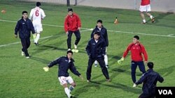 Timnas Korea Utara pada saat melakukan latihan dalam turnamen Piala Dunia 2010 di Afrika Selatan.