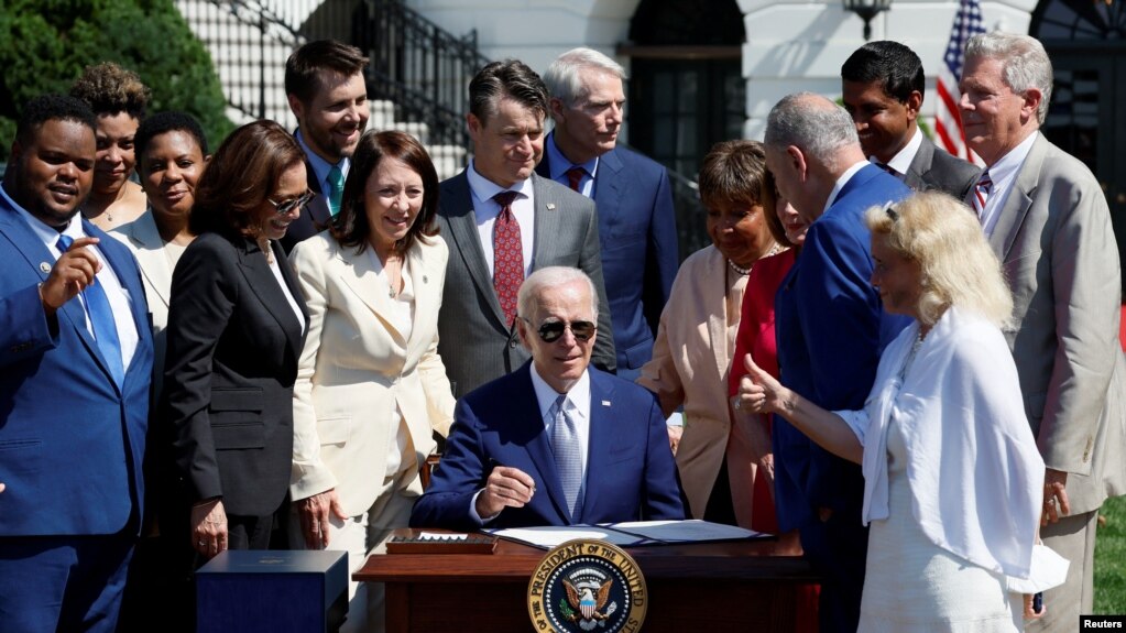 美国总统拜登2022年8月9日在白宫南草坪将《2022年芯片与科学法案》签署成法律。（路透社）(photo:VOA)