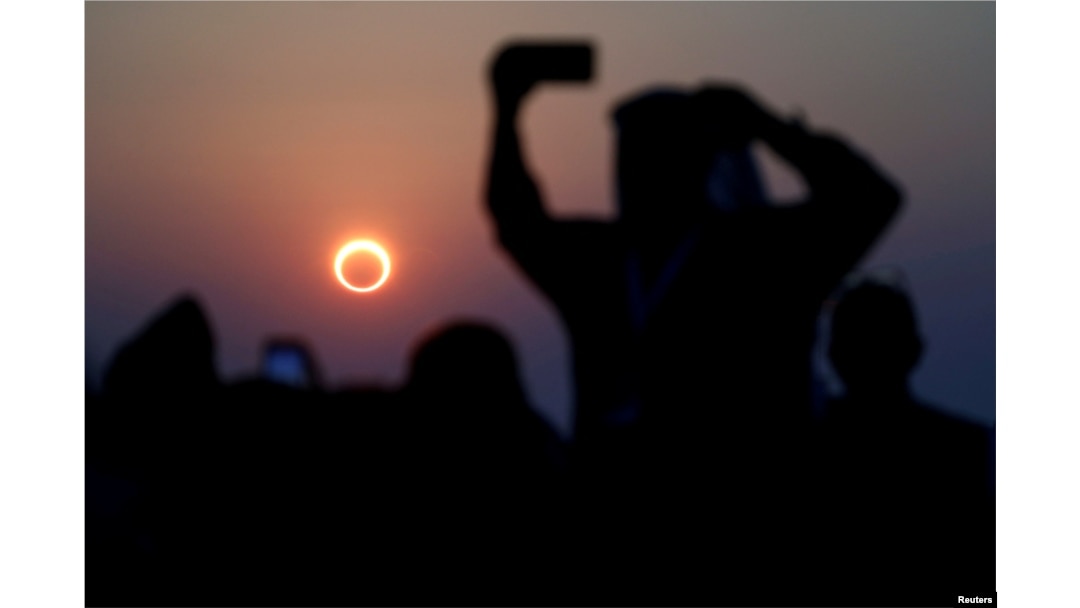 Aralık 2019'da Suudi Arabistan'dan gözlemlenen halkalı güneş tutulmasından bir fotoğraf.