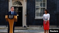 David Cameron renuncia ao lado da esposa Samantha Cameron.