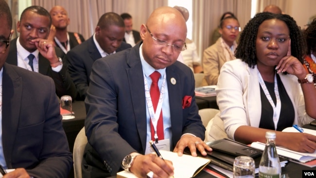 Baadhi ya wajumbe wakifuatilia Mdahalo huo