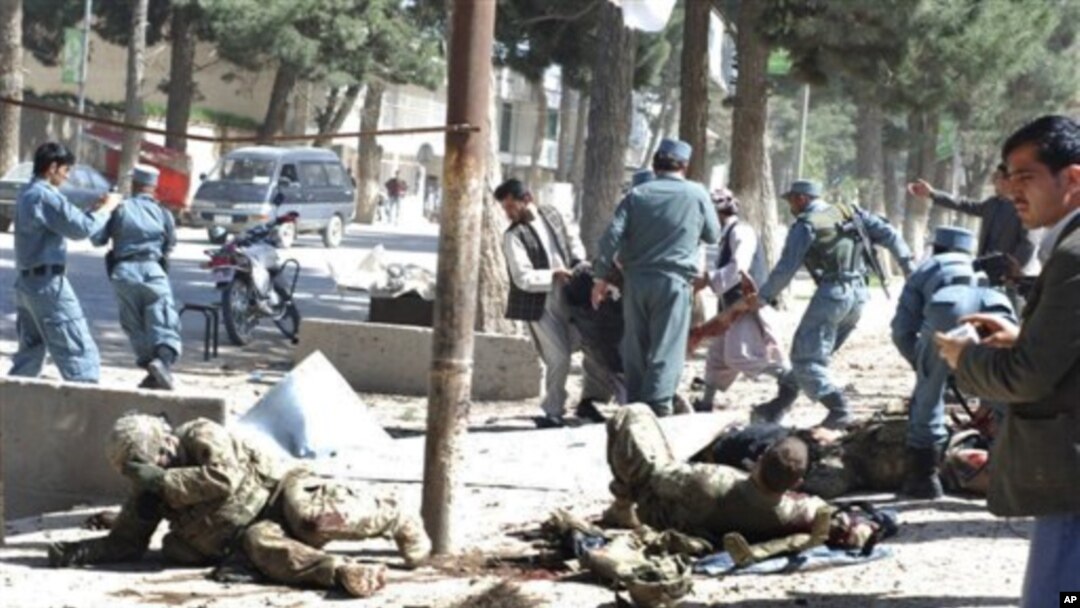 Serangan bom bunuh diri di taman kota Maimanah, sebelah utara Kabul, menewaskan sedikitnya 13 orang termasuk 3 tentara NATO (4/4).