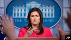 La secretaria de prensa de la Casa Blanca, Sarah Huckabee Sanders, durante la conferencia de prensa regular en la mansión ejecutiva, el lunes 23 de julio de 2018. 