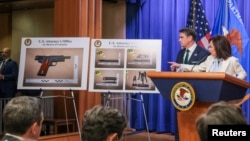 哥伦比亚特区联邦检察官皮罗(右)在司法部就枪击事件举行的新闻发布会上，就白宫记者晚宴枪击案的嫌疑人科尔·托马斯·艾伦携带的武器进行说明。在皮罗身旁的是代理司法部长布兰奇。(2026年4月27日)