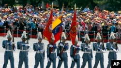 El contingente venezolano participa en el desfile conmemorativo de la rendición de Japón en la II Guerra Mundial, en la plaza Tiananmen de Beijing.