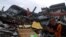 Para petugas SAR memeriksa bangunan yang roboh akibat guncangan gempa di Mamuju, Sulawesi Barat, Sabtu, 16 Januari 2021. (Foto: Antara Foto/Sigid Kurniawan via Reuters)
