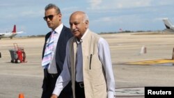 Menteri urusan luar negeri India M.J. Akbar (kanan) tiba di pulau Margarita, Venezuela, 14 September 2016. (Miraflores Palace via Reuters)