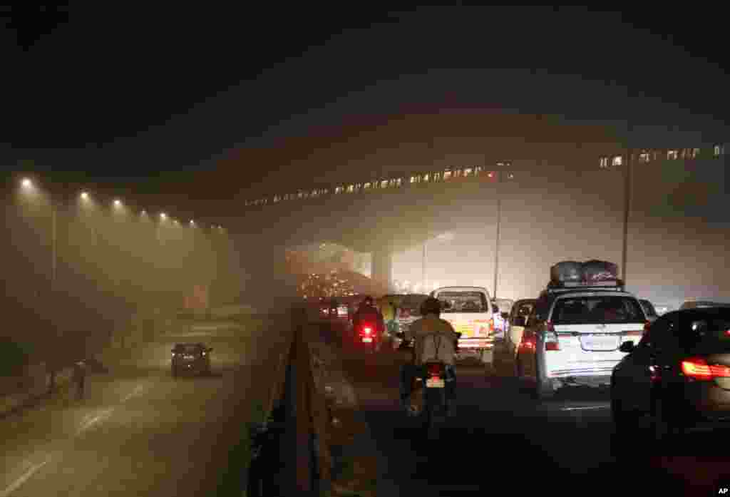 인도 뉴델리의 도로가 매연에 휩싸여 있다. 인도에서는 최근 화재 등으로 악화된 대기 오염 수치가 세계보건기구(WHO)의 안전 기준을 9배 가량 넘은 것으로 알려졌다. 
