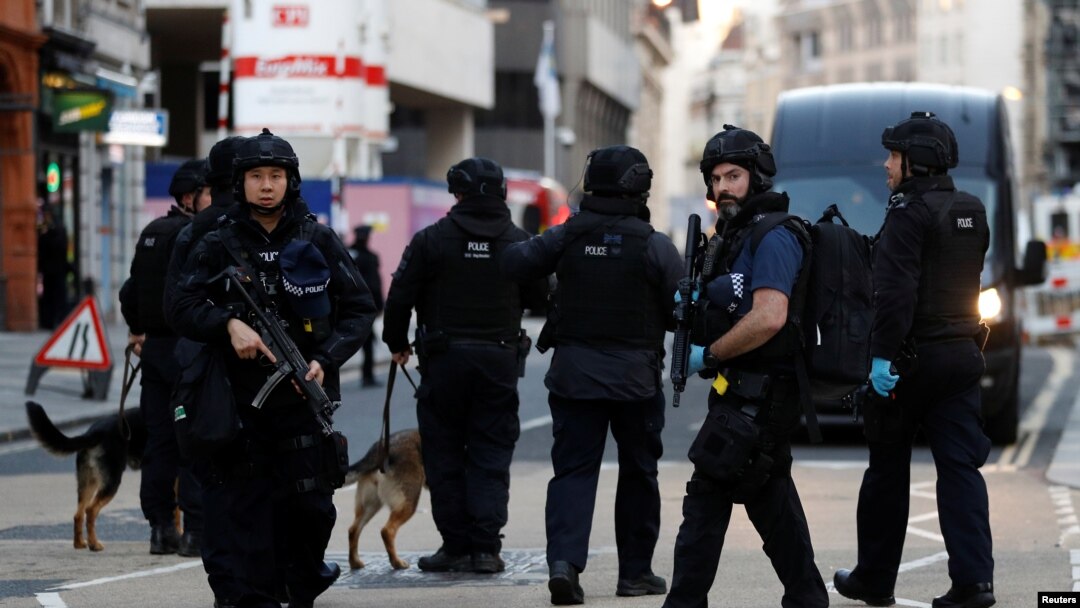 Polisi menjaga ketat sekitar lokasi insiden serangan di jembatan London, Inggris, 29 November 2019. 