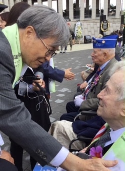 이종연 변호사가 지난 2018년 10월 서울에서 열린 장진호 전투 기념 행사에서 전투에 참가했던 미군 참전용사들과 대화하고 있다. 사진 제공 = Ned Forney.