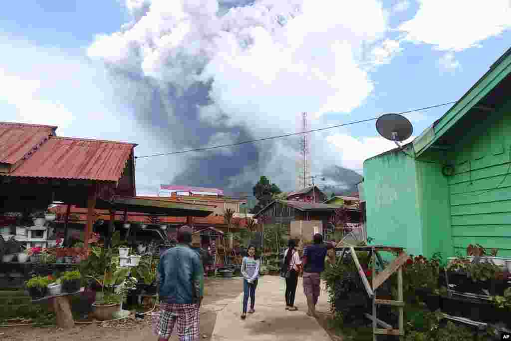 인도네시아 북수마트라 카로 지역의 시나봉 화산이 분화하면서 화산재가 하늘로 치솟고 있다.
