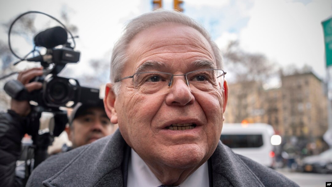 Ansyen Senate Bob Menendez (Demokrat New Jerze) rive nan tribinal 29 Janvye 2025 nan Nouyok. 
