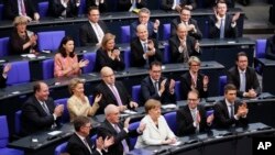 Kanselir Jerman Angela Merkel berbicara di depan parlemen di Berlin (foto: dok). 