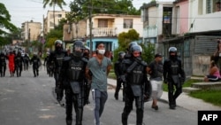 지난 12일 쿠바 아바나 경찰이 반정부 시위 참가자를 체포했다. 