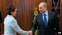 The Economist припускає, що Набіулліна регулярно подає у відставку з посади очільниці російського центробанку, але Путін її відхиляє. Архівне фото 2016 року.