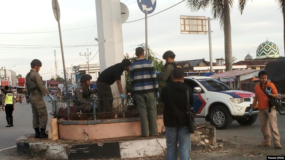 Polisi melakukan Olah TKP di tugu sesaat setelah terjadinya ledakan di Poso, Sulawesi Tengah, 31 Maret 2017 (Foto: VOA/Yoanes Litha)