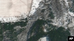  Majeshi ya Russia na vifaa vikiwa katika maeneo yanayotumika katika mashambulizi, kaskazini magharibi ya Uwanja wa ndege wa Antonov huko Lubyanka, Ukraine. Alhamisi, Machi 10, 2022. (Satellite image ©2022 Maxar Technologies via AP)