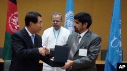 UNEP Regional Director, Young Woo Park, and Deputy minister for Customs and Revenue under Afghanistan's Ministry of Finance, Sa'id Mubin Shah