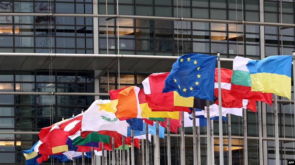 资料照：位于法国斯特拉斯堡的欧洲议会总部大厦前飘扬的欧盟成员国旗帜。（2024年2月6日）(photo:VOA)