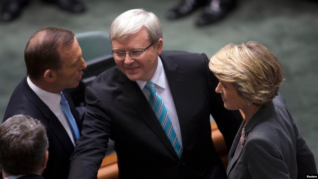 Thủ tướng Australia Kevin Rudd bắt tay các thành viên của phe đối lập tại Quốc hội, ngày 27/6/2013.