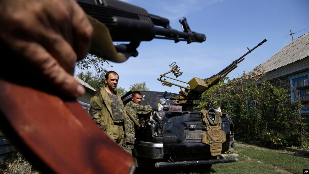 Pemberontak pro-Rusia dengan senjata berat di Donetsk, Ukraina timur (foto: dok).