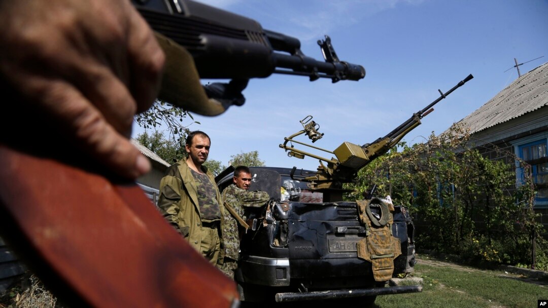 Separatis Pro-Rusia siaga di Donetsk, Ukraina timur (foto: dok). Uni Eropa mempertahankan sanksi atas Rusia karena situasi di Ukraina timur yang masih belum kondusif.
