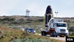 Los ingenieros utilizaron una bolsa para proteger el sensor de aerosoles del Gloria, mientras lo transportaban a la base de lanzamiento.