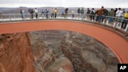 Cầu Skywalk dành cho khách du lịch ở Grand Canyon, Mỹ.