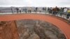 Para wisatwan berjalan di jembatan Skywalk di Grand Canyon, di kawasan Konservasi Indian Hualapai di Grand Canyon Barat, 20 Maret 2007. (Foto: AP/dok)