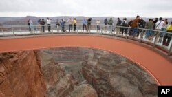 Para wisatwan berjalan di jembatan Skywalk di Grand Canyon, di kawasan Konservasi Indian Hualapai di Grand Canyon Barat, 20 Maret 2007. (Foto: AP/dok)