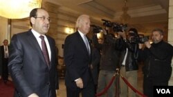 Perdana Menteri Irak Nouri al-Maliki (kiri) berjalan bersama Wapres AS Joe Biden, sesaat setelah Biden tiba di Baghdad, Kamis, 13 Januari 2011.